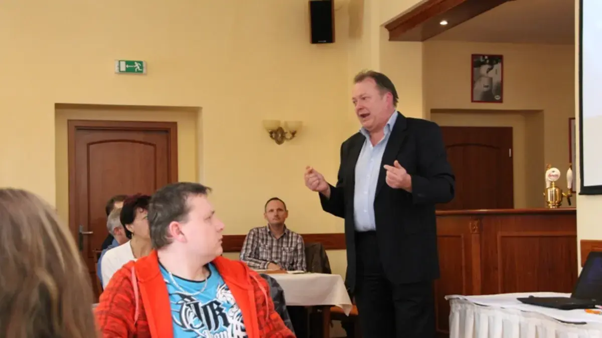 Trochu zvlněná hladina jihočeského rybníka