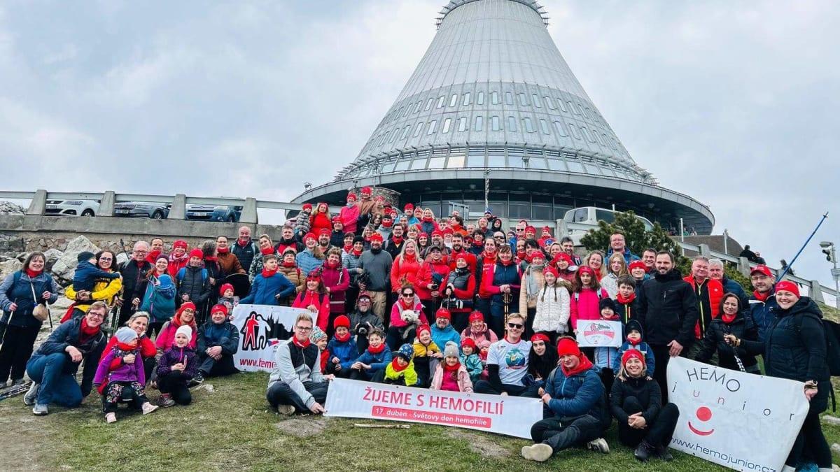 Hemofilici vystoupali na Ještěd jako jedna velká rodina